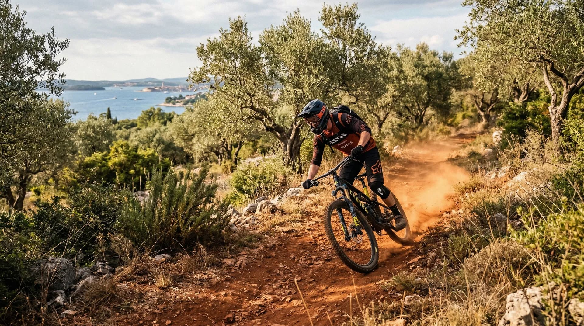 Mountainbiker auf rotem Singletrack in Istrien