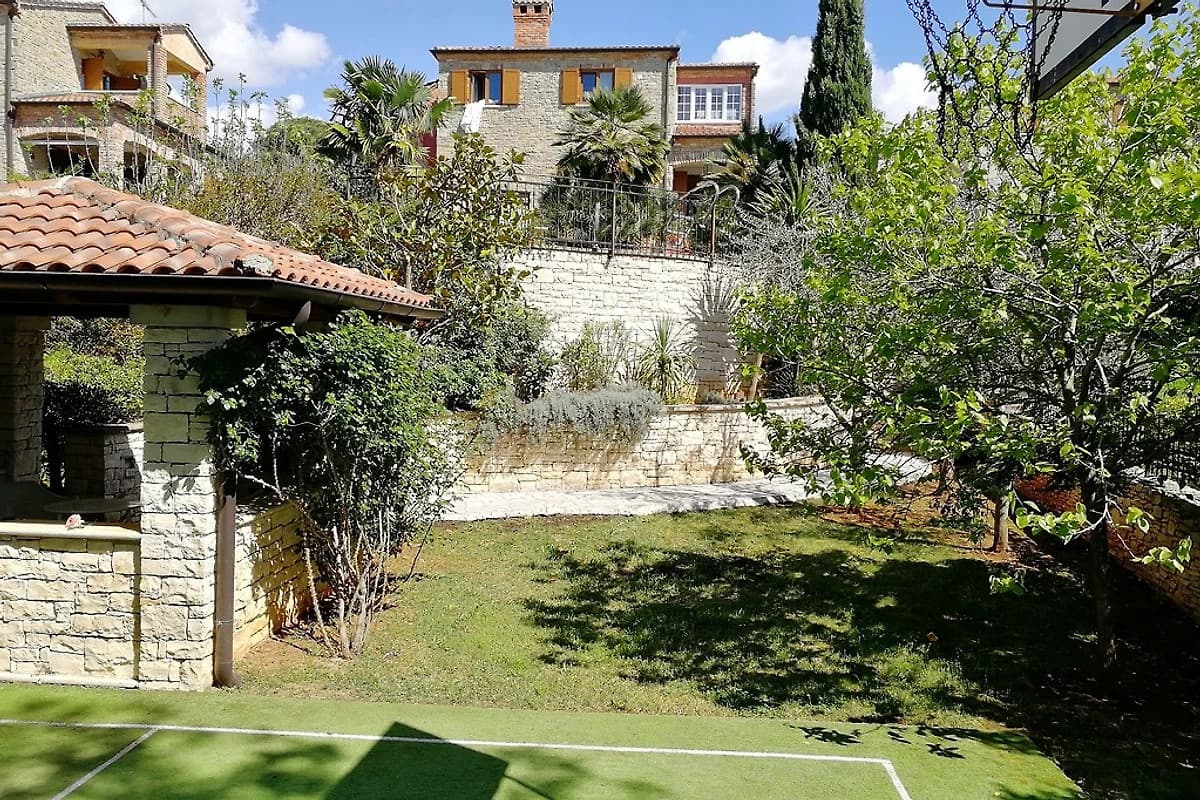 Istrische Steinfassade der Villa Gloria