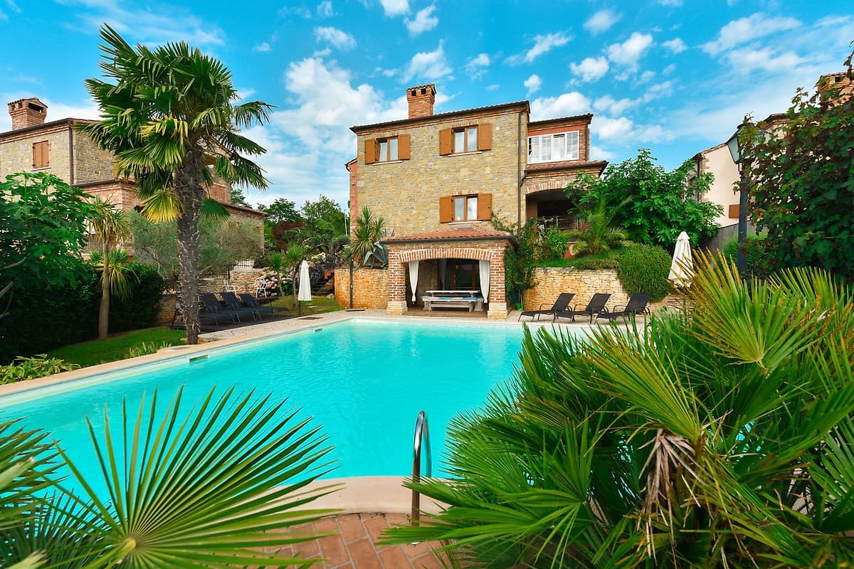 Villa Gloria mit Pool und Palmen