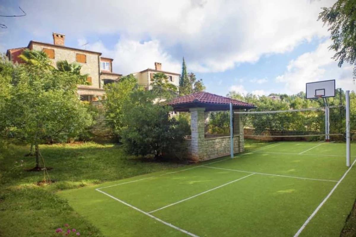 Weitläufiger Garten der Villa Gloria