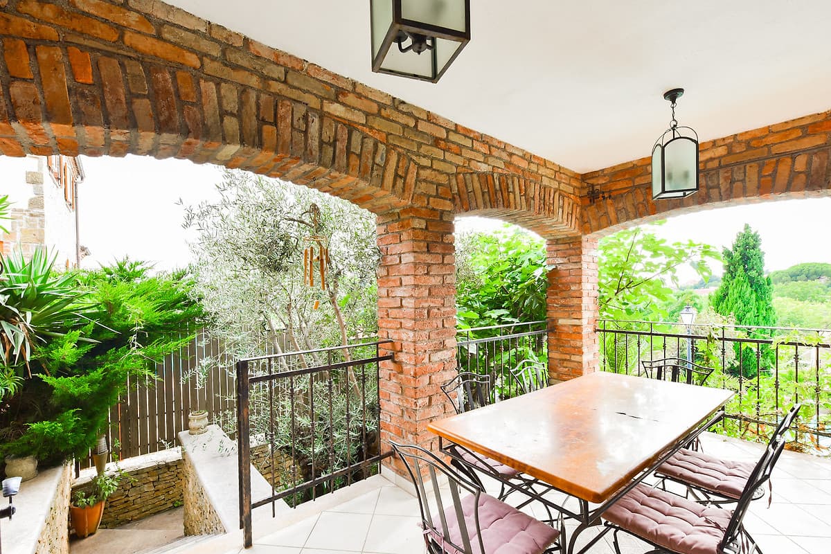 Terrasse mit Blick auf Pool
