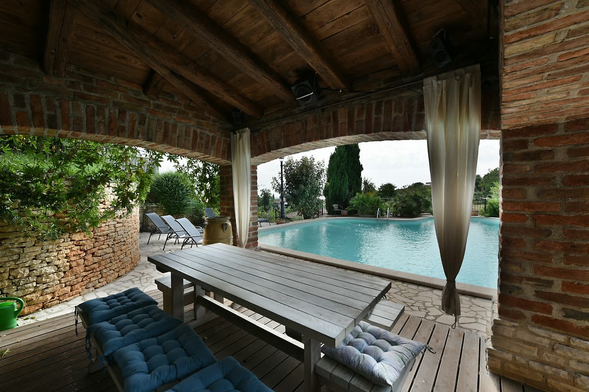 Pool mit Sonnenliegen der Villa Gloria